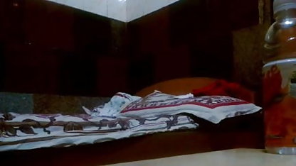 ஒரு கருப்பு டிக் மீது பயணம் சூடான செக்ஸ் காட்சிகளை செய்யும் பெண்