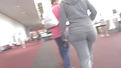 டெனிஸ் இராணுவத்தில் ஒரு நொடி திரைப்படங்கள் நல்ல காலுடன் செல்கிறார்