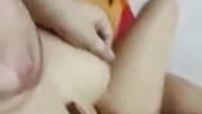 அழகான பெண் படுக்கைக்கு பழங்கால ஆபாச திரைப்படங்கள் முன் புண்டையில் நிறைய படகோட்டி பெறுகிறார்