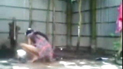 தூங்கும் உறவினருக்கு கவர்ச்சி நீல படம் இந்தி மை ஒட்டிக்கொண்டது