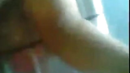 கணவனை தேசி, கவர்ச்சி படம் ஒரு கம்பளமாக ஆக்குவதை அவமானப்படுத்துகிறது