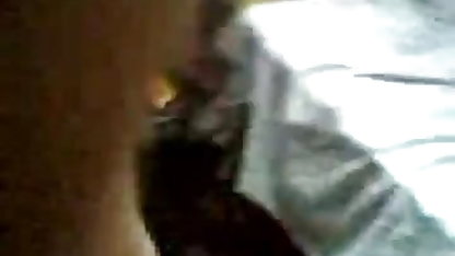 ஃபெம்டம் கோழி தனது கடமைகளை இந்தி முழு கவர்ச்சி நிறைவேற்றுகிறது