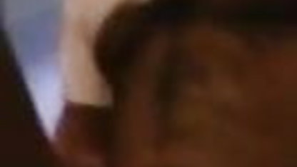 தட்டையான ஜீன்ஸ், பிட்டம் நீல படம் இந்தி ராணி கொண்டு சமையலறையை கழுவுதல்