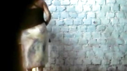 பழைய விண்டேஜ் கிளாசிக் ஆபாச பன்றி எரிந்த இளம் பன்றிக்குட்டியைப் பிடிக்கிறது