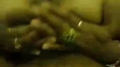 ஒரு பொது இடத்தில் செக்ஸ், கவர்ச்சி மாமியின் இந்தி படம் அது எப்படி உறிஞ்சும்