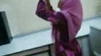 காதலியின் கழுதை நக்கி அவளது புண்டையில் அவளது கவர்ச்சி நீல படம் இந்தி டில்டோவை ஒட்டிக்கொண்டது