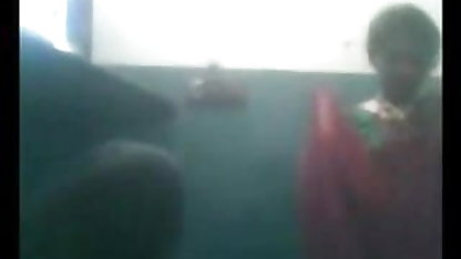 அவர் என் இறுக்கமான கழுதை மற்றும் வாயில் படகோட்டி இந்தி மை முழு கவர்ச்சி வைத்திருந்தார்