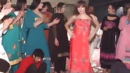 பெரிய மார்பகங்களைக் கொண்ட இழிந்த ஆசிய குடிசை கவர்ச்சி வீடியோ படம் இந்தியில் மெய்ன் கிடைக்கும்