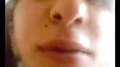 ஒரு கடினமான நாளுக்குப் பிறகு கோடா, கவர்ச்சி படம் அணியும் புணர்ச்சியும் ஒரு பெண்ணின் ஆணின் முகத்தில் அமர்ந்திருக்கும்