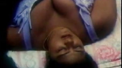 மில்ஃப் தன்னை ஒரு பாட்டில், சீமை சுரைக்காயால் பிசைந்துகொண்டு ஒரு கைமுட்டி செய்கிறார் சிறந்த ஆபாச காட்சி