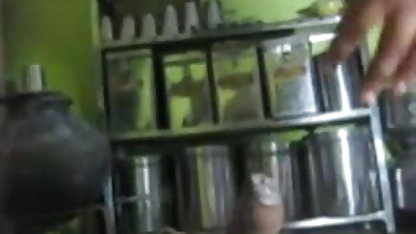 கட்டுமானத்தில் உள்ள கவர்ச்சி வீடியோ படம் படம் குடிசையின் உரிமையாளர் விக்டோரியா இரண்டு தொழிலாளர்களால் பிடிக்கப்படுகிறார்