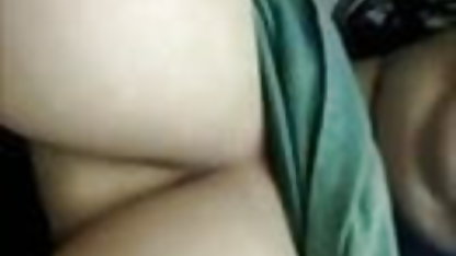 பலவீனமானவர் பிரிட்டிஷ் ஏவுகிறீர்கள் 19 வயது அழகின் துளைகளில் கைகளை செலுத்துகிறார்