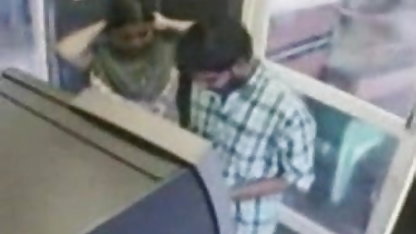 இல்லத்தரசி தனது கணவரை அரபு செக்ஸ் திரைப்படங்கள் மறைத்து வைத்திருக்கும் கேமராவை ஏமாற்றி, ஒரு வேசியை கையால் பிடித்தார்