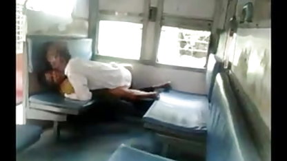 எனவே கொம்பு பேப்ஸ் அம்மா டாக்ஸி டிரைவரின் கொக்கி பிடித்தார்