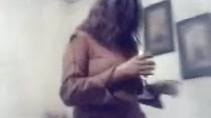 கவர்ச்சியான அழகி இல்லத்தரசி ப்ளூ தனது செக்ஸ் முழு வீடியோ படம் கணவரின் முன்னால் அனலி