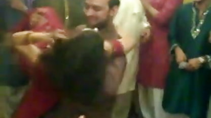 - சவன்னா தன்னை கொரிய கால்பந்து பல முறை படகோட்டி செய்கிறாள்