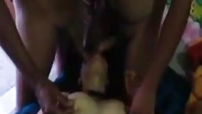 ஹார்னி டீன் வெப்கேம் கவர்ச்சி நீல படம் இந்திய மற்றும் ஸ்கர்ட்டில் தனது பொம்மைகளுடன் அழுக்காகிவிடுகிறார்