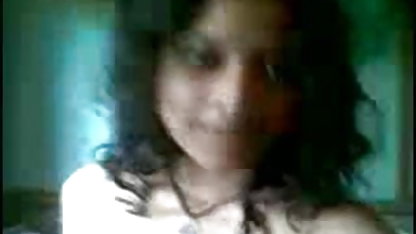 விந்தணு நிறைந்த ஆணுறை அவளது இறுக்கமான புண்டையில் அடைக்கப்பட்டது. பி கிரேடு செக்ஸ்