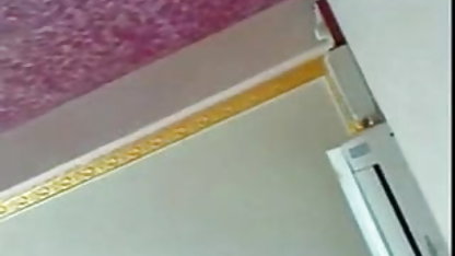 பக்கத்து கவர்ச்சி பெரிய புண்டை வீட்டுக்காரர் கேட்காதபடி அமைதியாக என்னை ஏமாற்ற முயற்சிக்கிறாள்