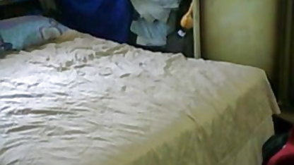 ஒரு சூட்டில் உள்ள பொன்னிறம் கேப்டன் மார்வெல் செக்ஸ் பொம்மைகளை தனியா செக்ஸ் டேப் சோதித்து வருகிறார்