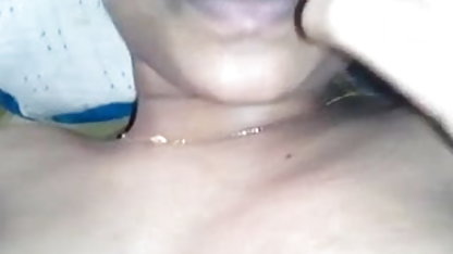 ஈடன் இந்தி கவர்ச்சி மாமியின் படம் பெட்டிட் அழகி ஹேண்ட்ஜோப்