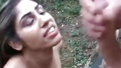 நினா பஞ்சாபி நீல படம் பஞ்சாபி நீல படம் எல்லே சேவலை தனது மகளுடன் பகிர்ந்து கொள்கிறார்