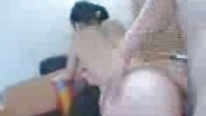 இளம்பெண் தன் புண்டையிலும் கழுதையிலும் தன் காதலனை ஆபாச திரைப்படங்கள் பதிவிறக்க படகோட்டி செய்கிறாள்