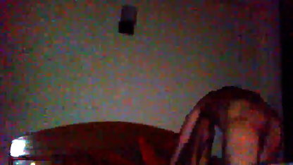 அவள் தன் இலவச சிற்றின்ப திரைப்படம் நண்பனின் கழுதைக்குள் ஒரு பட் செருகியைச் செருகினாள்