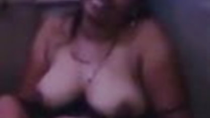 சகோதரி அறையில் கணவனைப் பிடிக்கிறாள், நிர்வாண செக்ஸ் காட்சிகளை நான் அவளது முனகல்களில் சுயஇன்பம் செய்கிறேன்