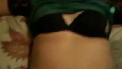 அப்பா தூங்கும்போது வயது வந்தோர் செக்ஸ் திரைப்படங்கள் புண்டையைத் தட்டினார்