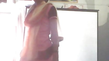 கழுதையில் ஒரு பெரிய சேவல் கொம்பு மில்ஃப் உடன் ஆணி தேசி மாமியின் படம்