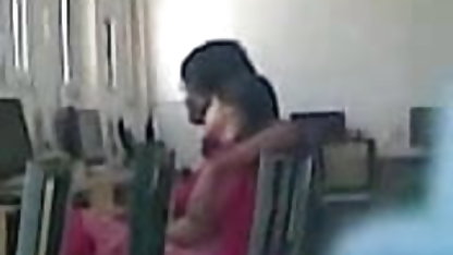 பொன்னிறம் ஒரு சன்னி லியோனின் செக்ஸ் வீடியோ படம் காரால் மயங்கி அதன் மூலம் குதத்தைக் கேட்டது