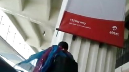 அழகான இந்தி முழு கவர்ச்சி இளம்பெண் காரில் ஒரு பெரிய சேவலை உறிஞ்சினாள்