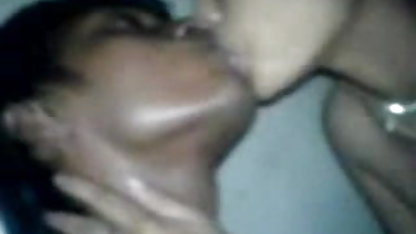 சூடான கவர்ச்சியான மார்பளவு கன்று தனது கழுதையில் ஒரு சேவலை அனுபவிக்கிறது ரோஜா செக்ஸ் காம்