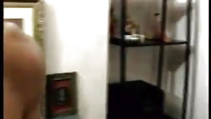 பரத்தையர் மனைவி தனது கணவருக்கு முன்னால் ஜப்பனீஸ் மனைவி செக்ஸ் ஒரு கறுப்பின மனிதனைப் பிடித்து விந்தணுக்களுடன் விளையாடுகிறாள்