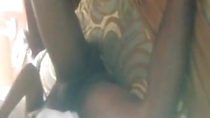 சூடான கவர்ச்சி படம் மாமியின் இந்தி மாற்றாந்தாய் கடுமையாக துடிக்கிறது