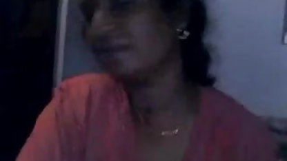 ஒரு பெண்ணின் குத துளை மீது பல்வேறு செக்ஸ் பொம்மைகளை இந்தி கவர்ச்சி வீடியோ படம் சோதித்தல்