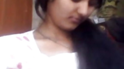 தனது காதலனை மகிழ்விக்கிறது ரோஜா நிர்வாணமாக