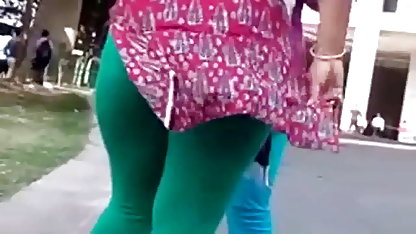 அவர் ஒரு பன்றிக்குட்டியில் 18 வயது கிராம குஞ்சின் ரோகோ ஆபாச நட்சத்திரம் வாயைக் குவித்தார்