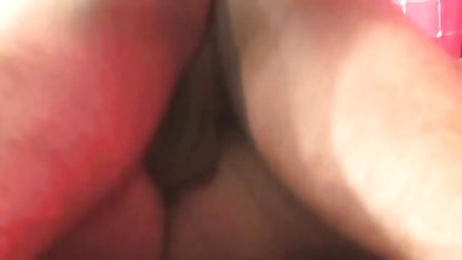 லெஸ்லி அவள் முகத்தில் உள்ள காட்டில் செக்ஸ் படம் அனைத்தையும் பெறுகிறாள்