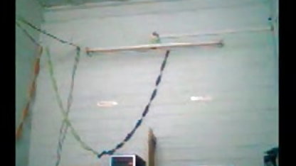 - டெனிஸ் ஸ்கை தனது தேசி, கவர்ச்சி படம் இறுக்கமான புண்டையில் ஒரு பெரிய சேவலை எடுக்கிறது