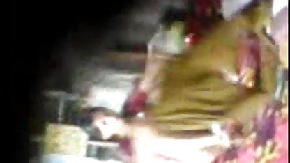 பிளாக் சூட் கவர்ச்சி, பெரிய மார்பகங்கள் பிபிசி கடனை தீர்க்க உதவுகிறது