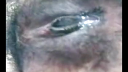 கண்ணாடிகளுடன் கூடிய கவர்ச்சியான அழகு அவளது புண்டையை கிண்டல் செய்கிறது சகோதரி மற்றும் சகோதரர், கவர்ச்சி படம்