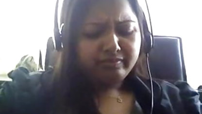 பாபா ஒரு கிண்ணத்தில் சிறுநீர் கழித்து சகோதரர் மற்றும் சகோதரி நீல படம் தனது ரூம்மேட்டுக்கு ஒரு காக்டெய்ல் தயாரிக்கிறார்