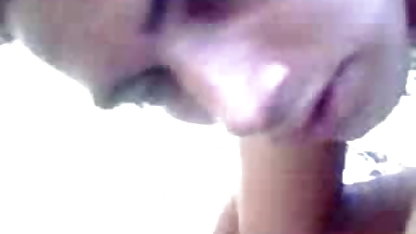 பொருத்தப்பட்ட அறையில் ஒரு இளம் காதலனிடமிருந்து 40 கவர்ச்சி நீல படம் நீல படம் வயது விந்தையை உறிஞ்சி விழுங்கினான்