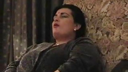 உள்ளாடைகள் இல்லாமல் பாவாடையின் பங்களா செக்ஸ் படம் கீழ் ஒரு மேஜையின் கீழ் ஒரு ஓட்டலில்