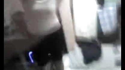 பெண் இயக்குனர் நெட்ஃபிக்ஸ் திரைப்படம் நிர்வாணம் பணியிடத்தில் அவளை நக்க அடிபணியுமாறு கட்டாயப்படுத்துகிறார்