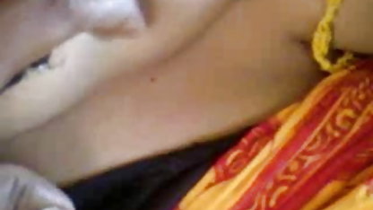 சகோதரி குளியலறையில் தனது இலவச பாலியல் நாடாக்கள் பெண் நடைமுறைகளை செய்கிறார்