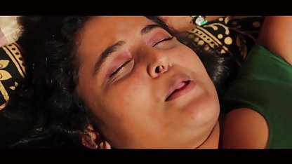 நாற்பது கவர்ச்சி மாமியின் வீடியோ படம் வயது மில்ப் 18 வயது முலைக்காம்பு போல் தெரிகிறது