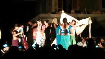 விக்டோரியாவில் நீரூற்று டீன் புண்டை, முகங்கள் மற்றும் நீல படம் பி பி பெரிய சேவல்